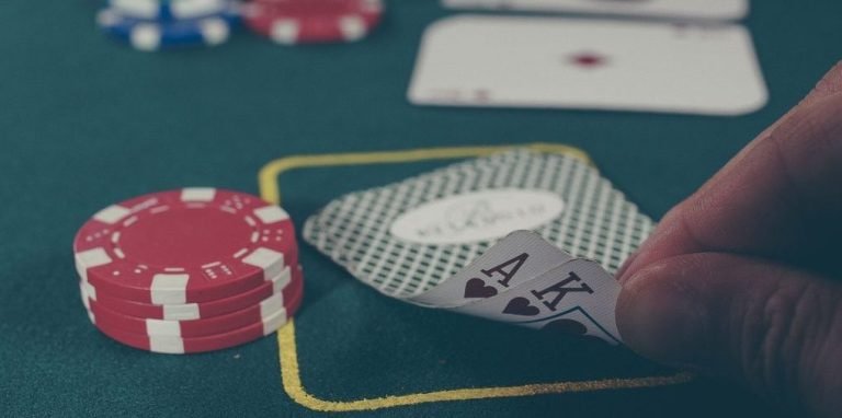 Live Dealer ကဒ်ဖြန့်နေသောမြင်ကွင်း – HD Camera Multi-Angle Live Streaming