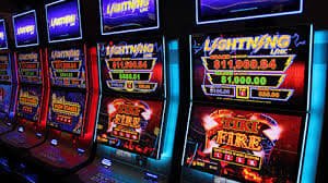 VIP Gold Tier ကစားသမားသည် Exclusive Benefit ကဒ်နှင့် Account Dashboard ကြည့်ရှုနေသောမြင်ကွင်း